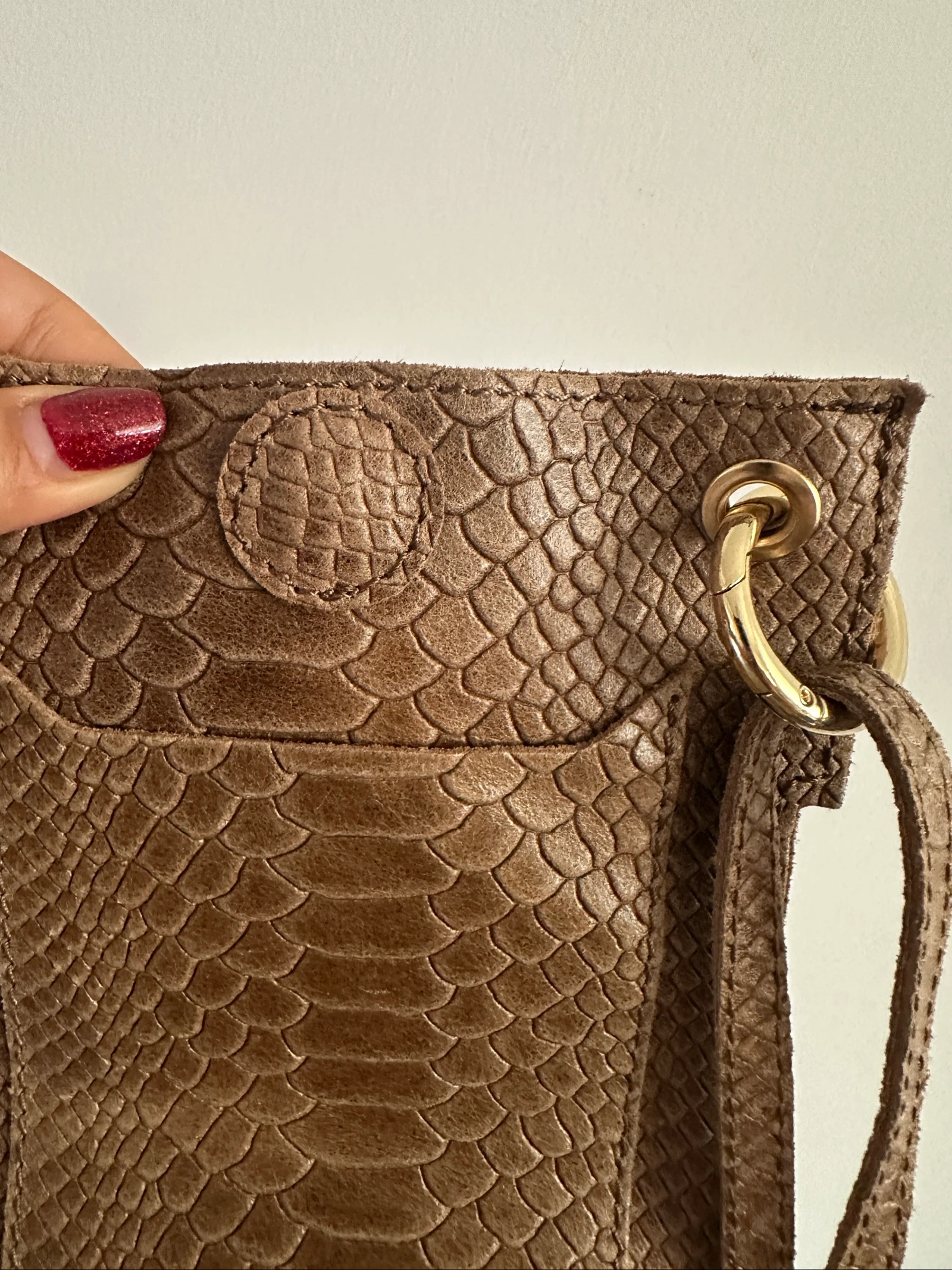Sac à main bandoulière en cuir gravé serpent / Sac à téléphone en cuir marron – photo 4